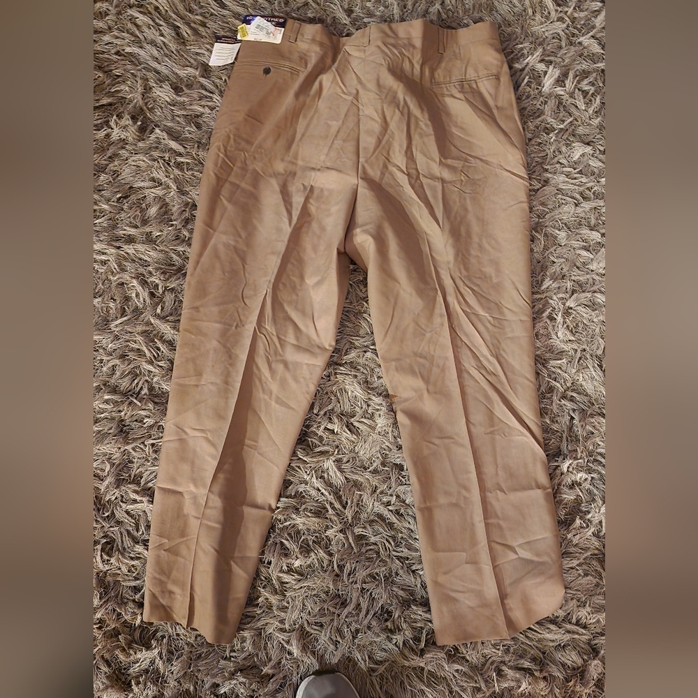 Roundtree & Yorke Men's Khaki Chinos - Tan